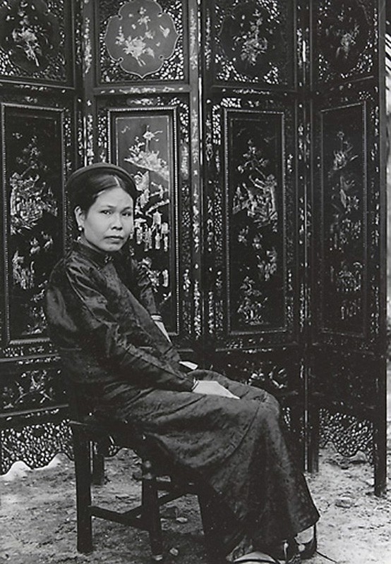 Một phụ nữ Bắc Kỳ trong gia đình giàu có, thời kỳ 1919 - 1926.